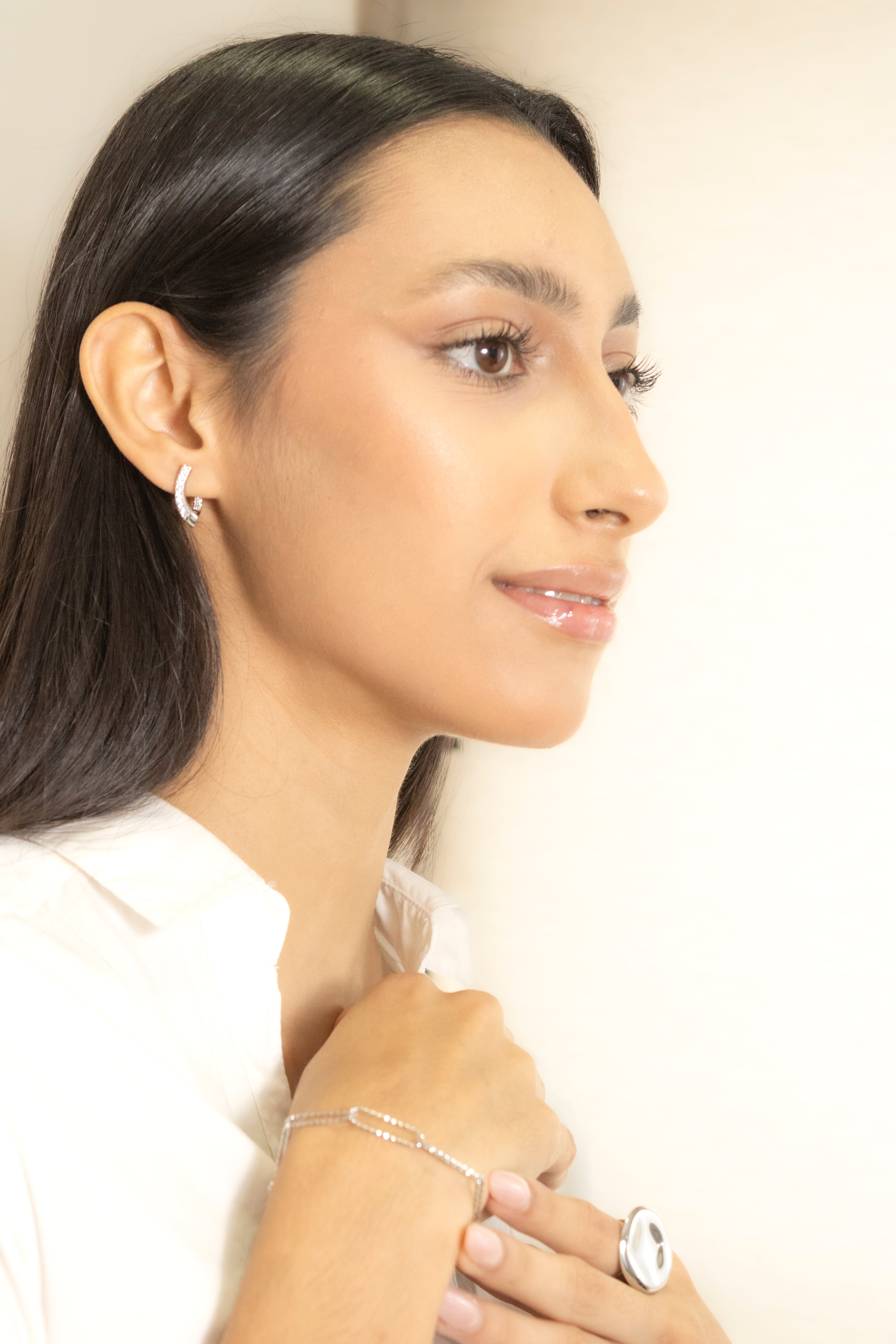 Collection of Aretes Con Zirconias Plateadas in a gallery layout