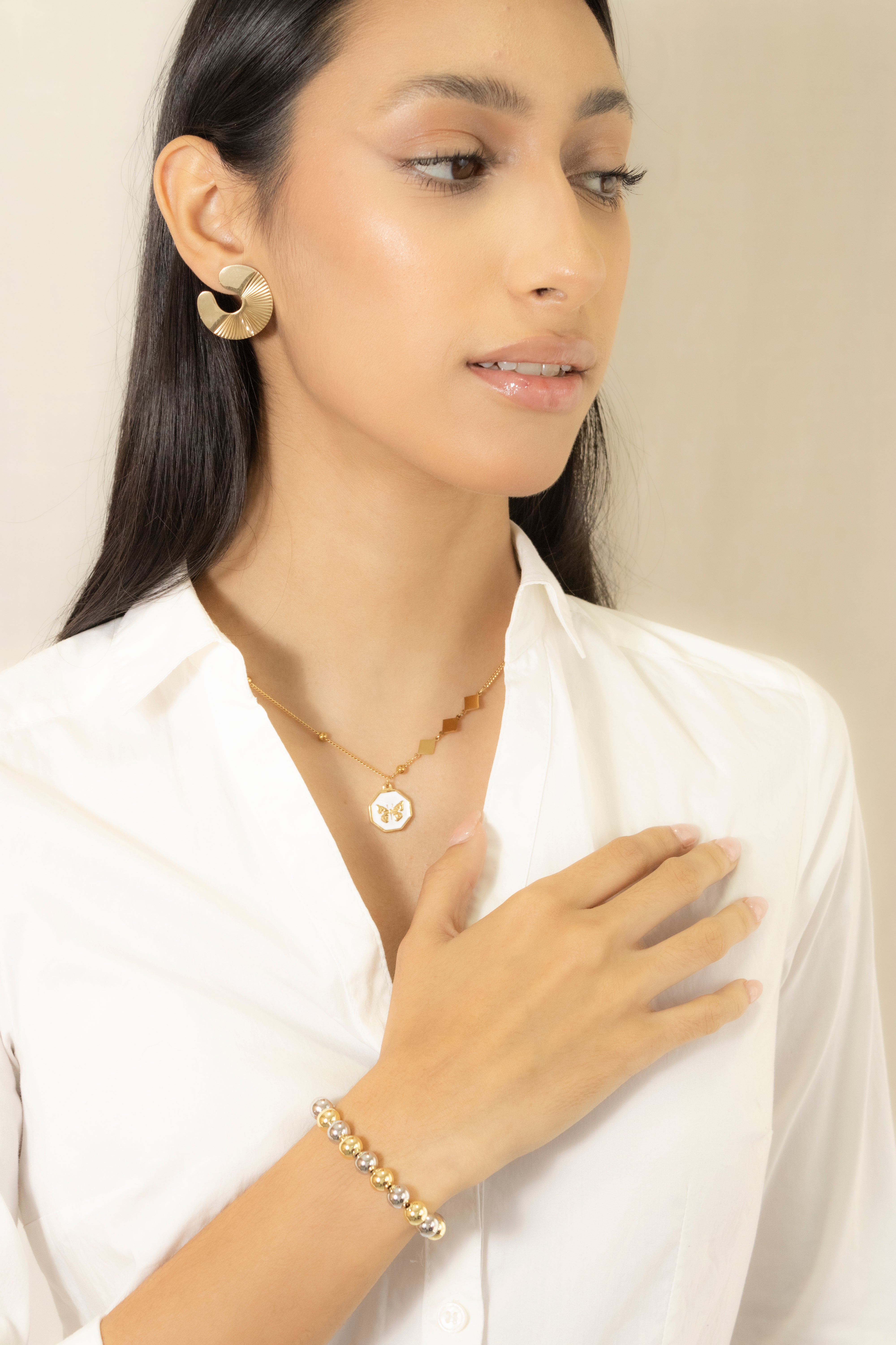 Collection of Aretes Semicírculo Dorado Rayas Grande in a gallery layout