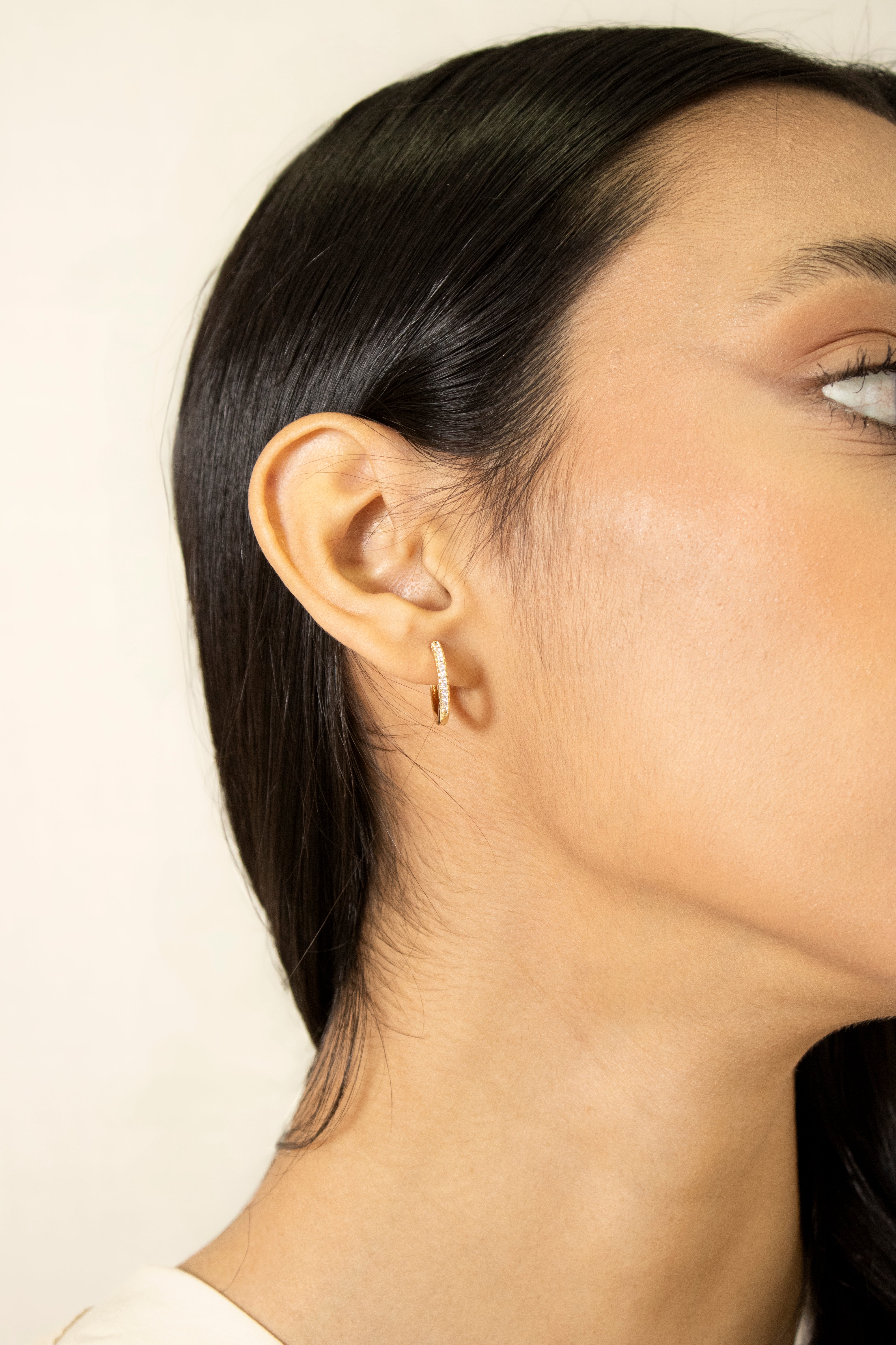 Collection of Arracadita Con Zirconia Dorada in a gallery layout