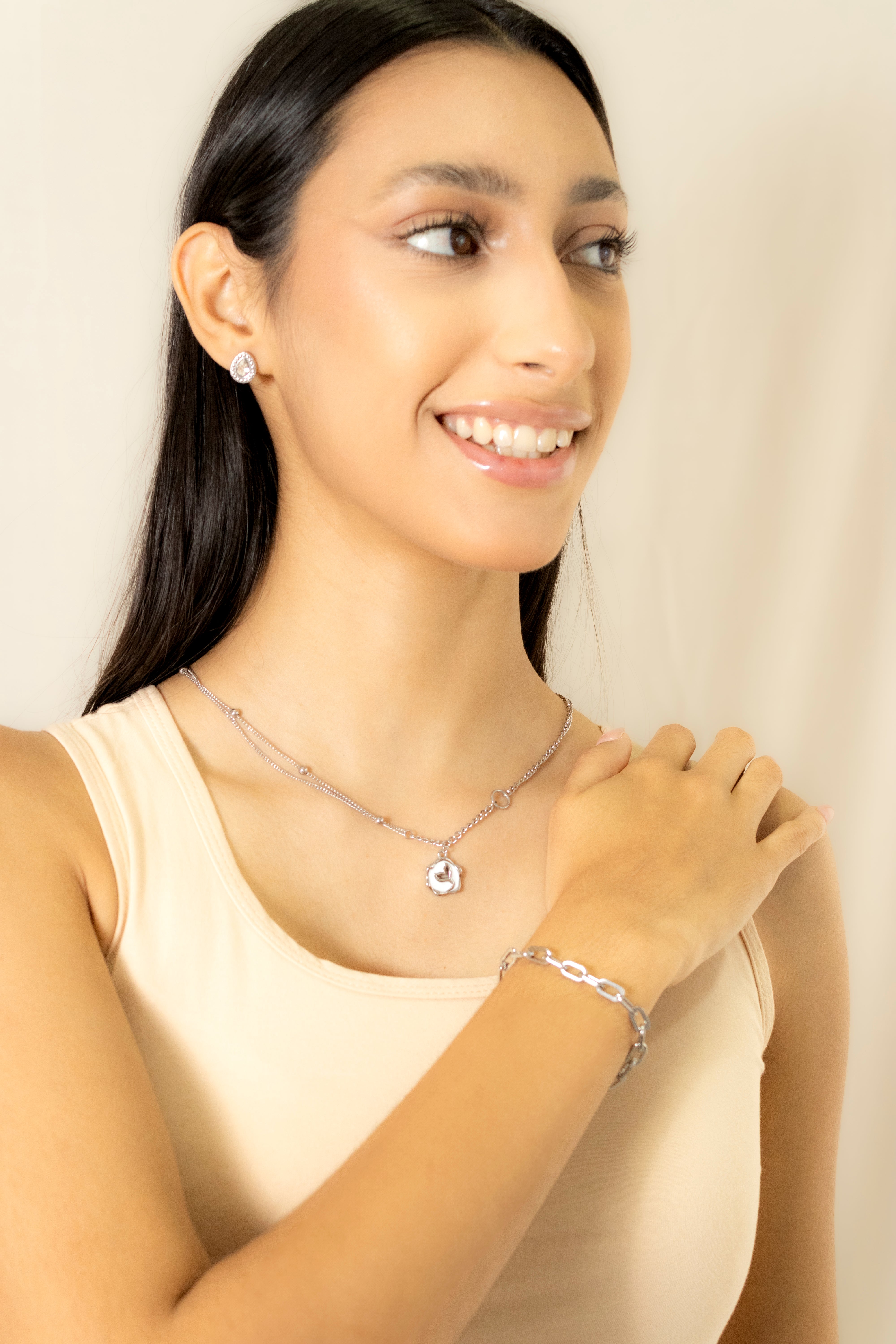 Collection of Collar Plateado Cola de Ballena in a gallery layout