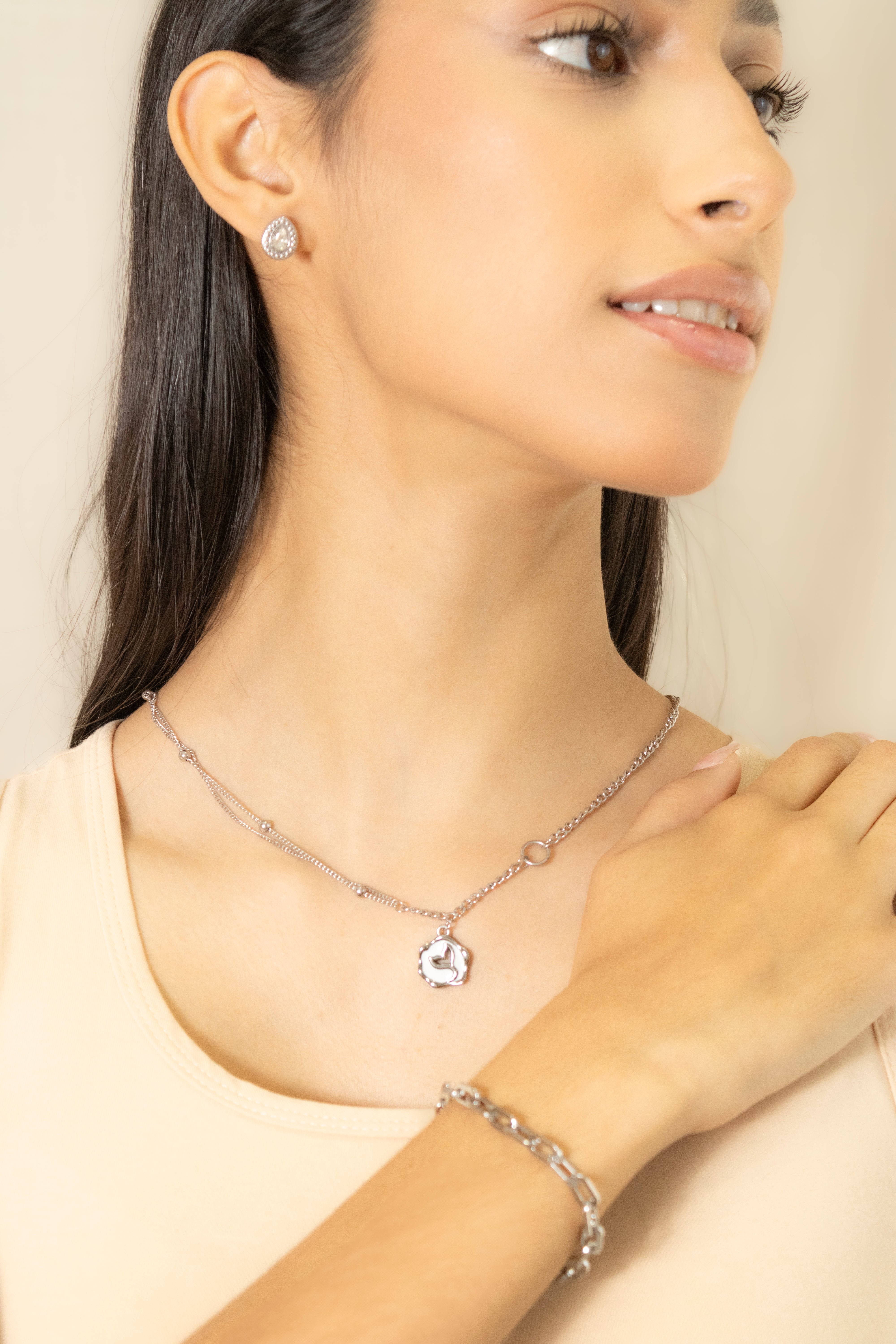 Collection of Collar Plateado Cola de Ballena in a gallery layout