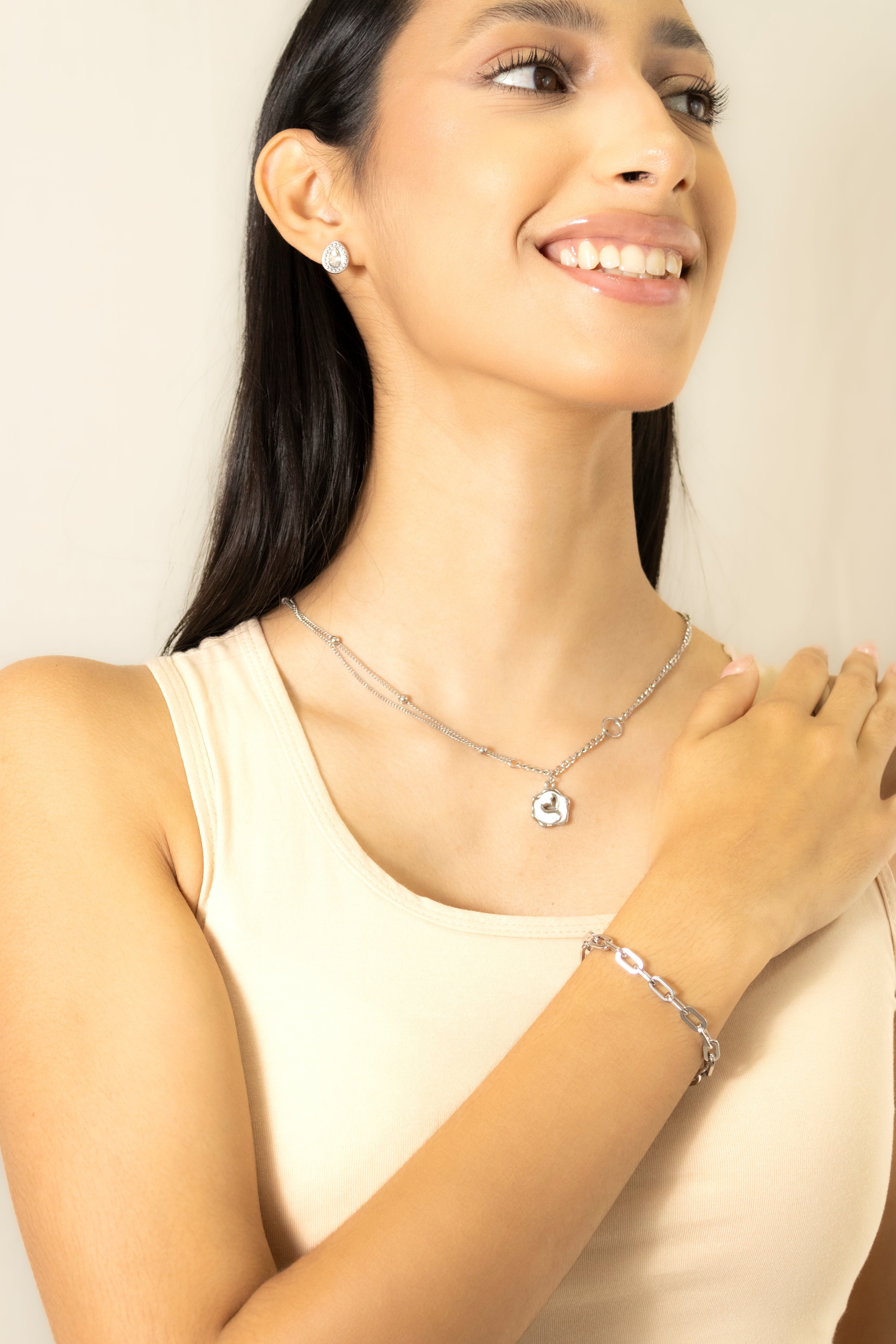 Collection of Collar Plateado Cola de Ballena in a gallery layout