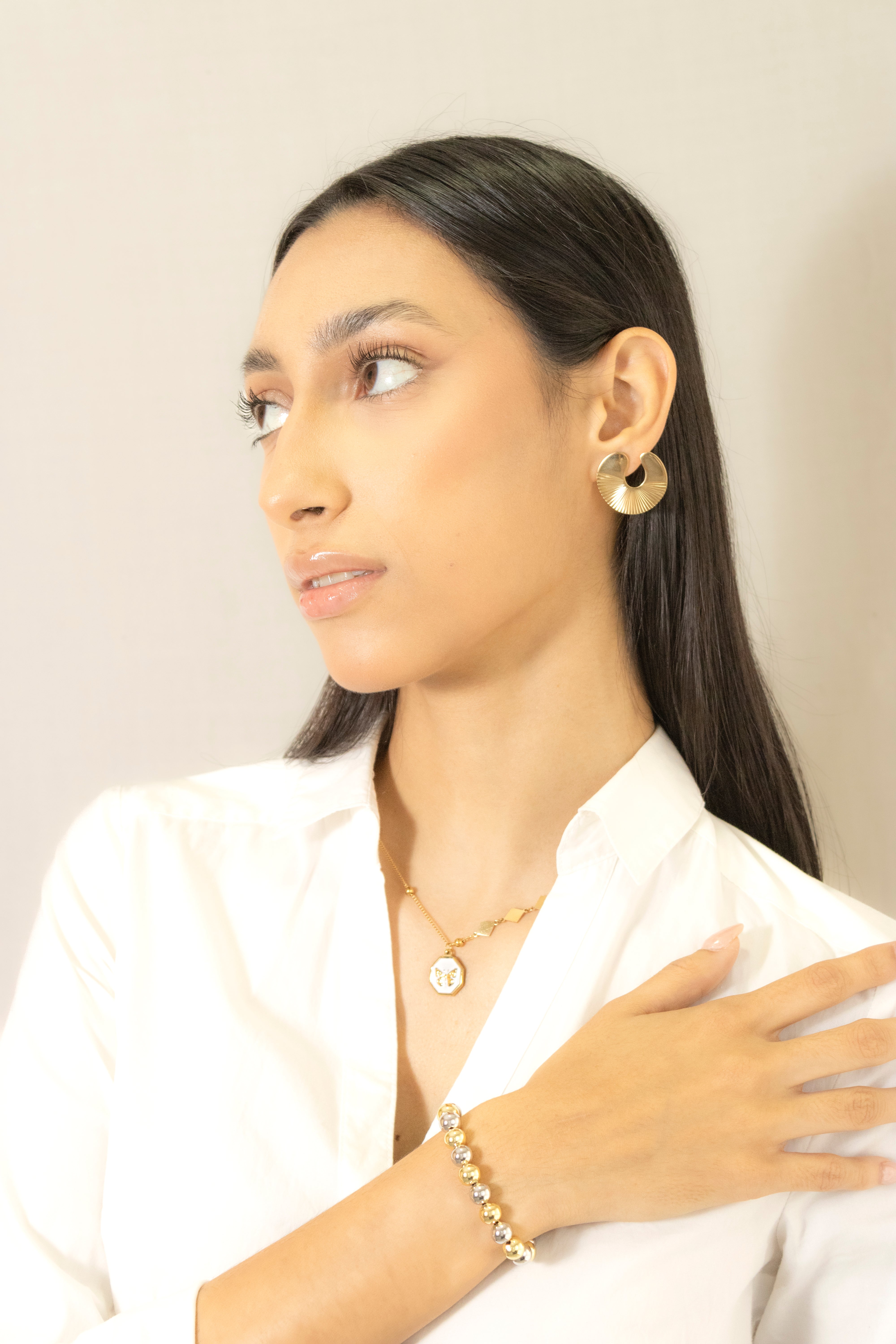 Collection of Collar Chico Dorado Mariposa in a gallery layout