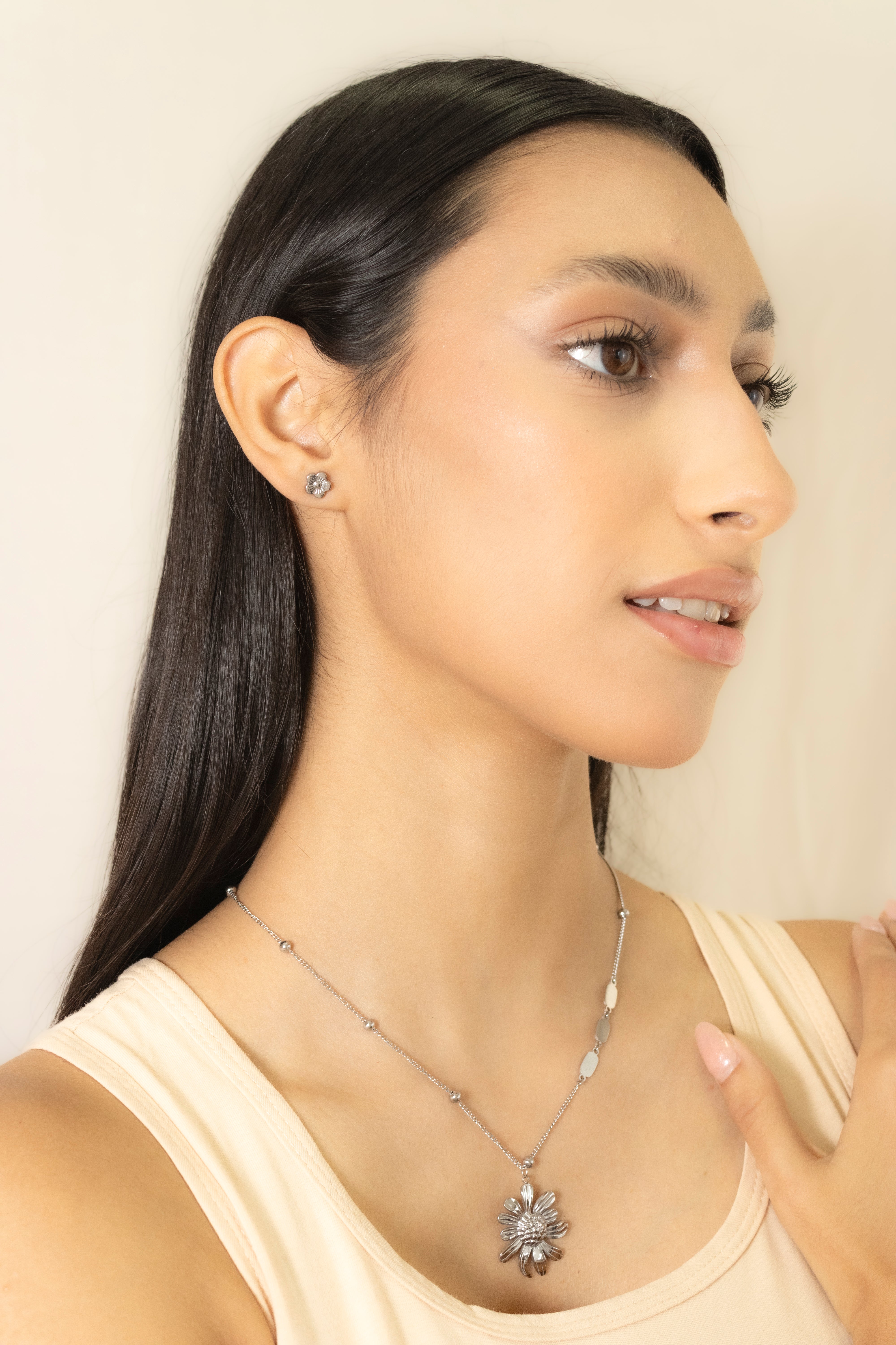 Collection of Collar Plateado Flor Girasol in a gallery layout