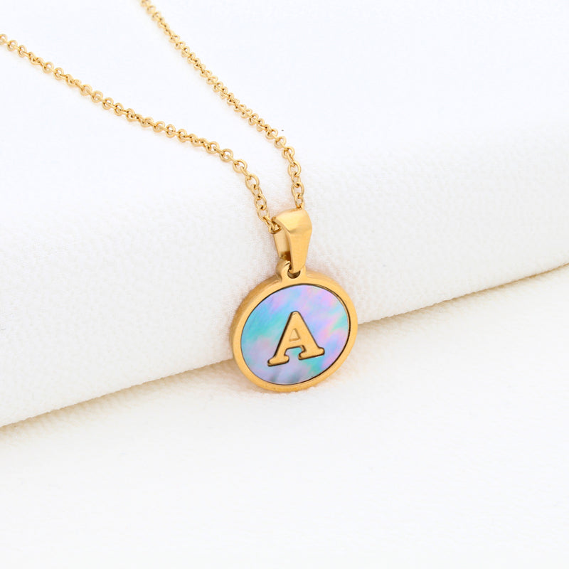 Collection of Collar Letra Inicial redonda dorada en fondo Azul in a gallery layout