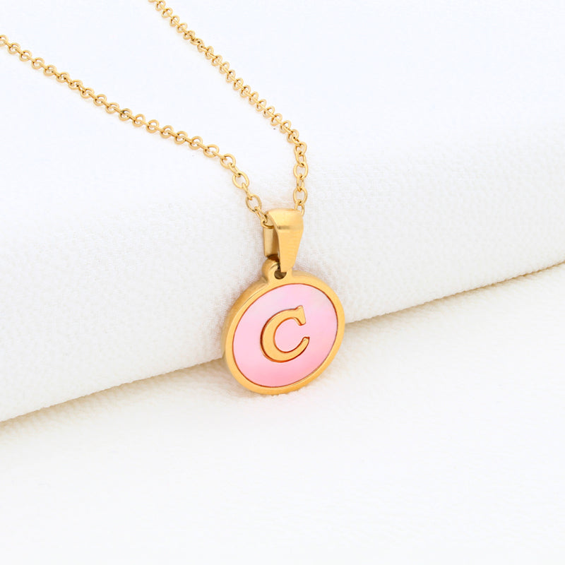 Collection of Collar Letra Inicial redonda dorada en fondo Rosa in a gallery layout