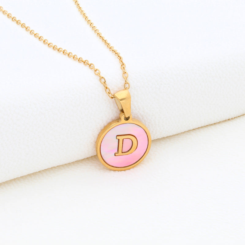 Collection of Collar Letra Inicial redonda dorada en fondo Rosa in a gallery layout