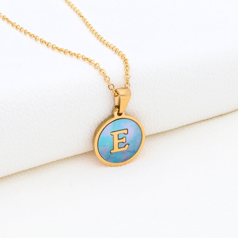 Collection of Collar Letra Inicial redonda dorada en fondo Azul in a gallery layout