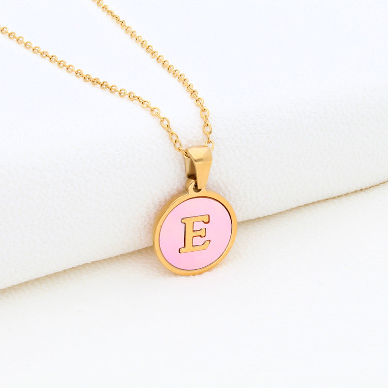 Collection of Collar Letra Inicial redonda dorada en fondo Rosa in a gallery layout