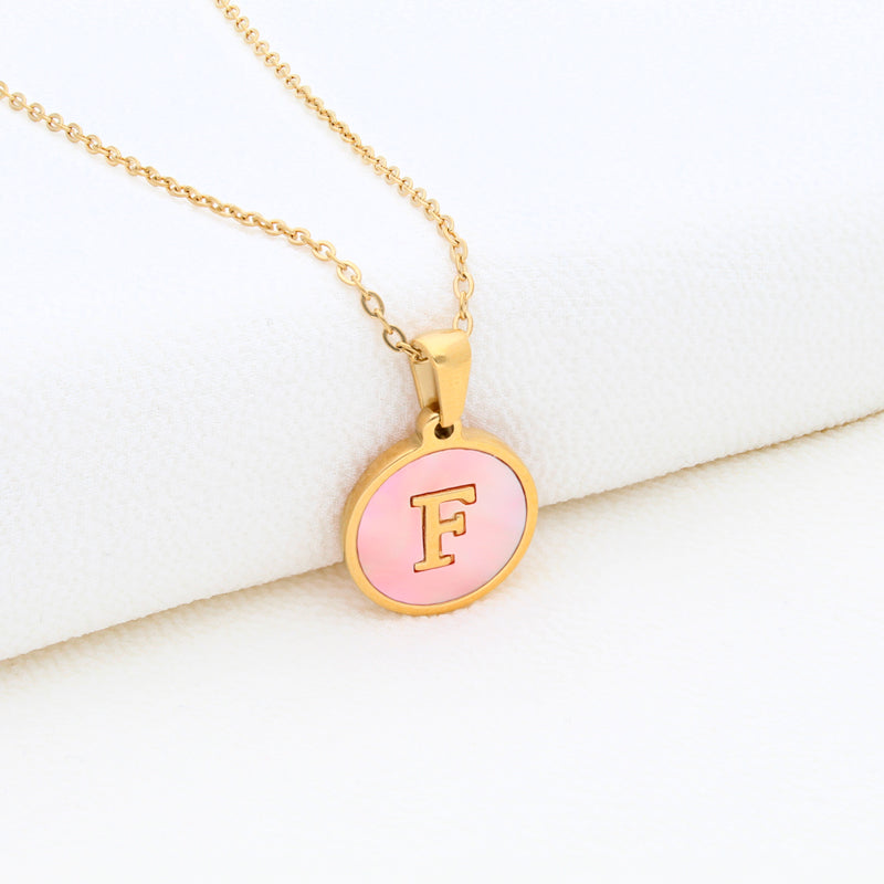 Collection of Collar Letra Inicial redonda dorada en fondo Rosa in a gallery layout