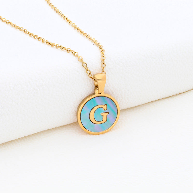 Collection of Collar Letra Inicial redonda dorada en fondo Azul in a gallery layout