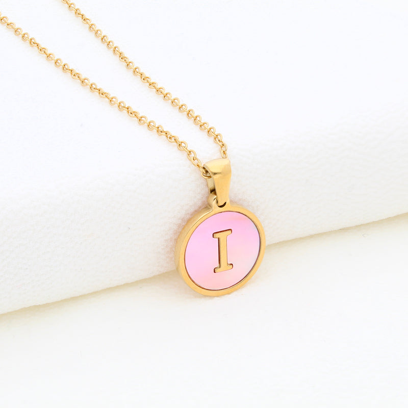 Collection of Collar Letra Inicial redonda dorada en fondo Rosa in a gallery layout