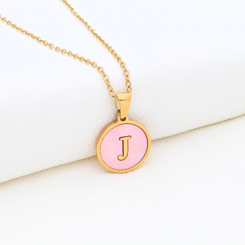 Collection of Collar Letra Inicial redonda dorada en fondo Rosa in a gallery layout