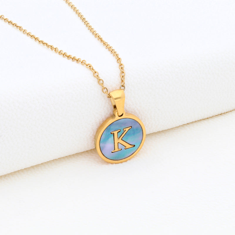 Collection of Collar Letra Inicial redonda dorada en fondo Azul in a gallery layout