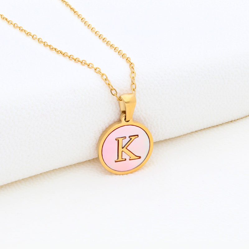 Collection of Collar Letra Inicial redonda dorada en fondo Rosa in a gallery layout