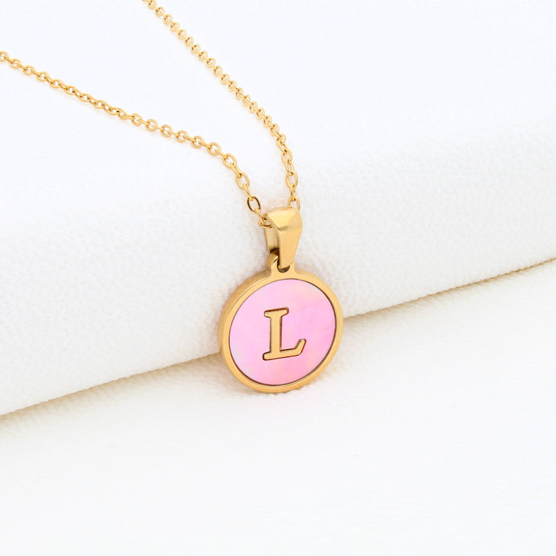 Collection of Collar Letra Inicial redonda dorada en fondo Rosa in a gallery layout