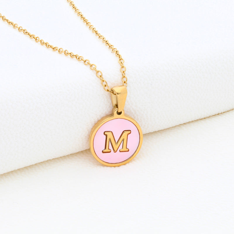 Collection of Collar Letra Inicial redonda dorada en fondo Rosa in a gallery layout