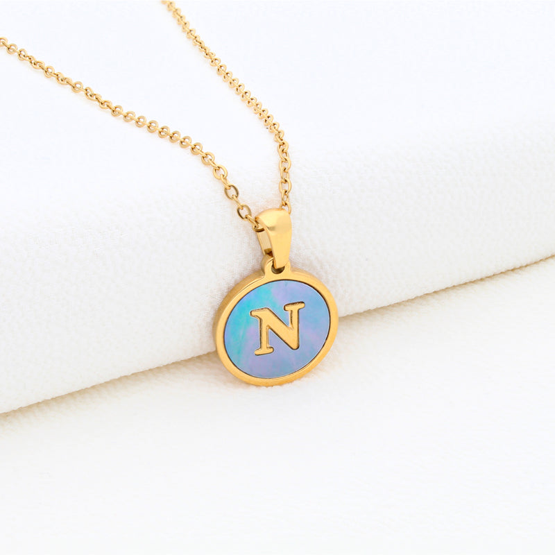 Collection of Collar Letra Inicial redonda dorada en fondo Azul in a gallery layout