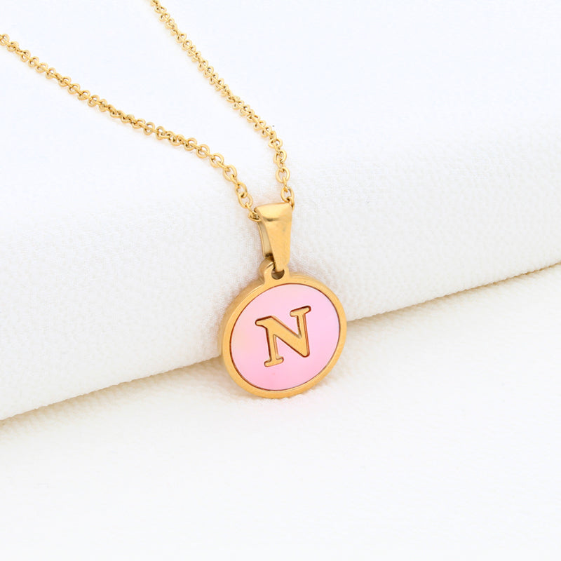 Collection of Collar Letra Inicial redonda dorada en fondo Rosa in a gallery layout