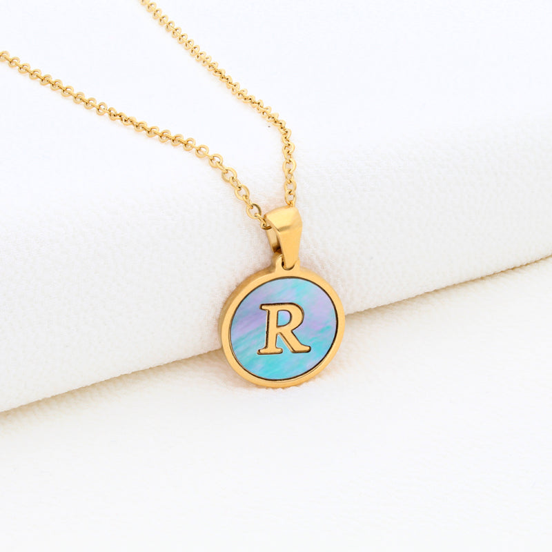 Collection of Collar Letra Inicial redonda dorada en fondo Azul in a gallery layout