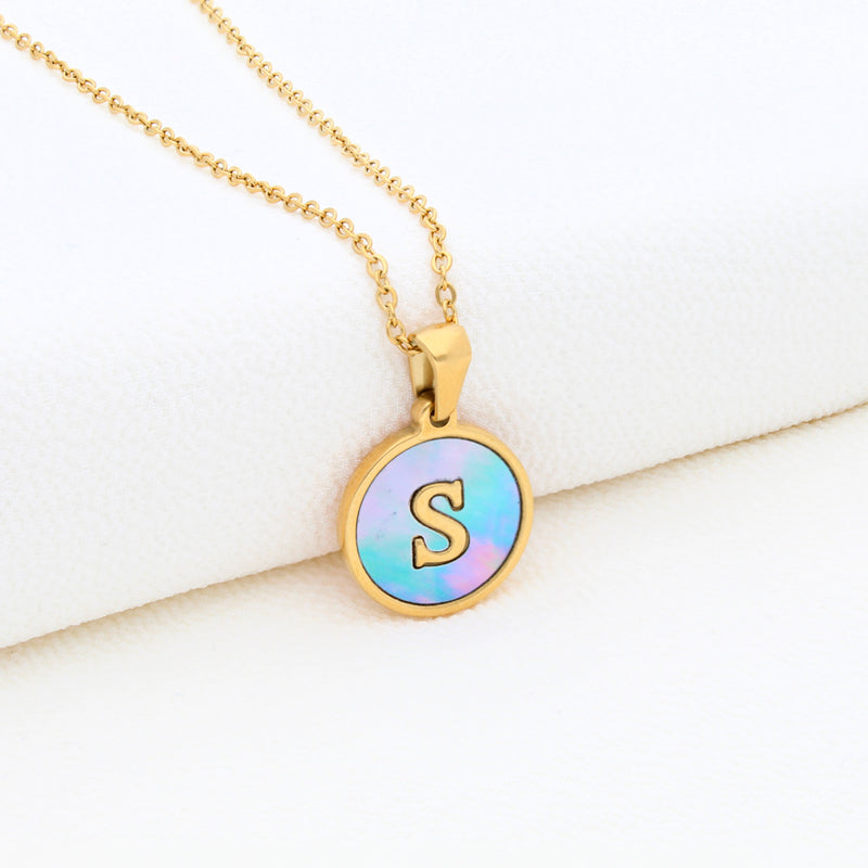 Collection of Collar Letra Inicial redonda dorada en fondo Azul in a gallery layout