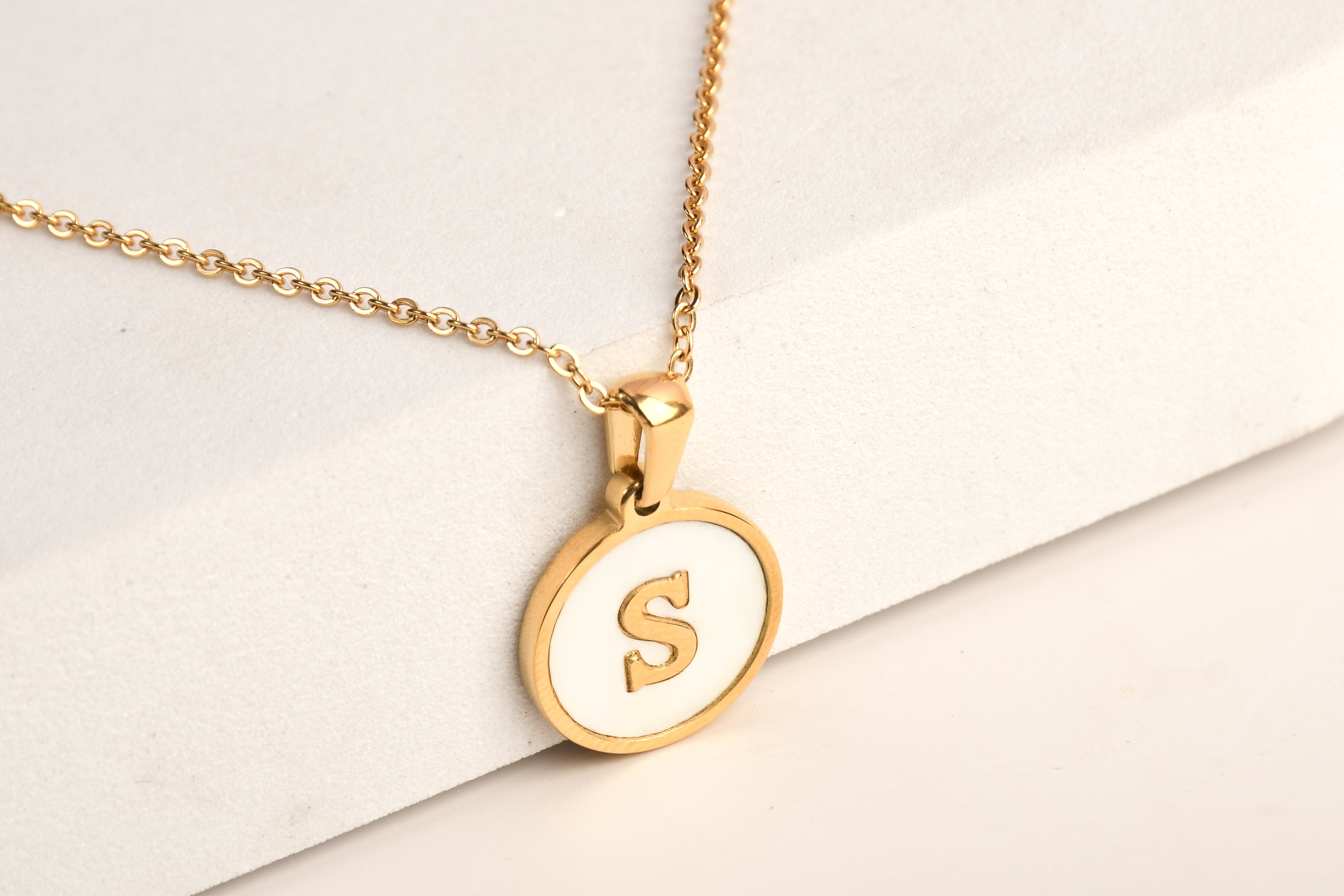 Collection of Collar Letra Inicial redonda dorada en fondo Blanco in a gallery layout