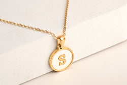 Collection of Collar Letra Inicial redonda dorada en fondo Blanco in a gallery layout
