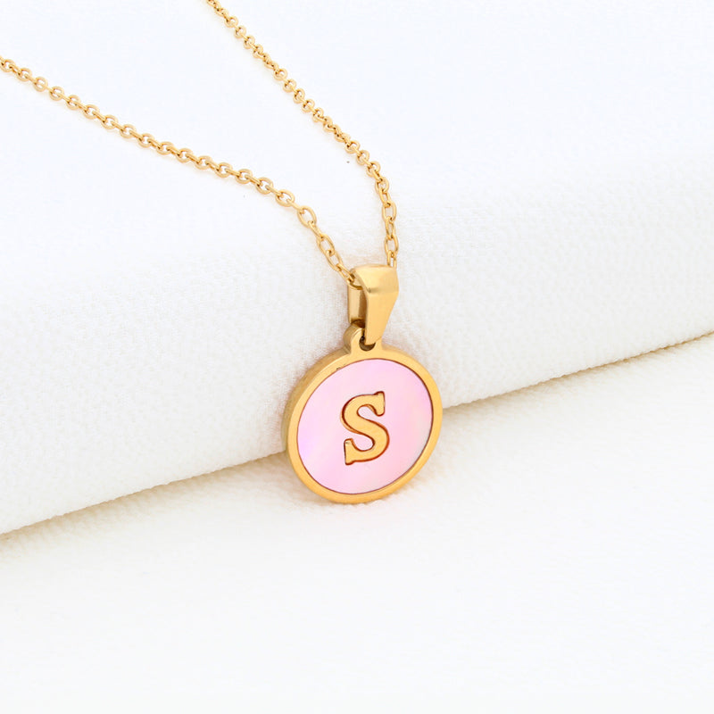 Collection of Collar Letra Inicial redonda dorada en fondo Rosa in a gallery layout