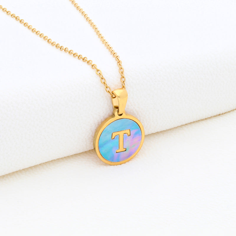 Collection of Collar Letra Inicial redonda dorada en fondo Azul in a gallery layout