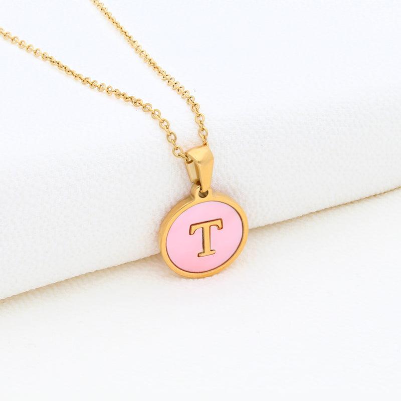 Collection of Collar Letra Inicial redonda dorada en fondo Rosa in a gallery layout