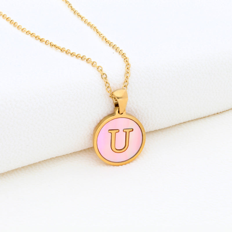 Collection of Collar Letra Inicial redonda dorada en fondo Rosa in a gallery layout