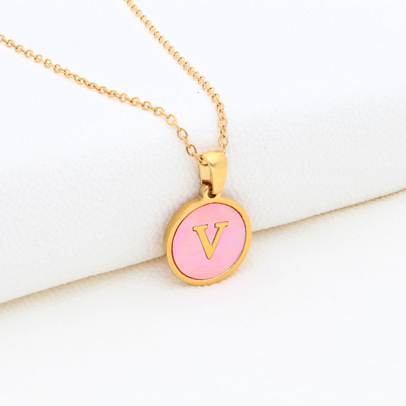 Collection of Collar Letra Inicial redonda dorada en fondo Rosa in a gallery layout