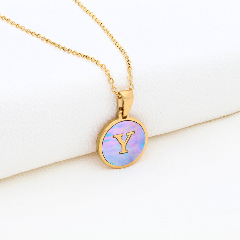 Collection of Collar Letra Inicial redonda dorada en fondo Azul in a gallery layout