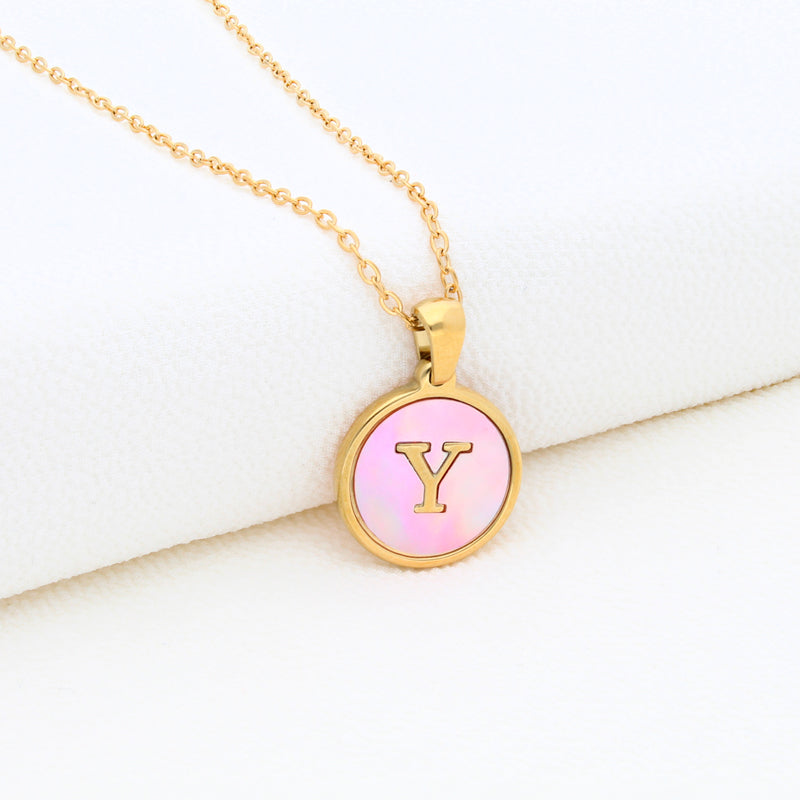 Collection of Collar Letra Inicial redonda dorada en fondo Rosa in a gallery layout