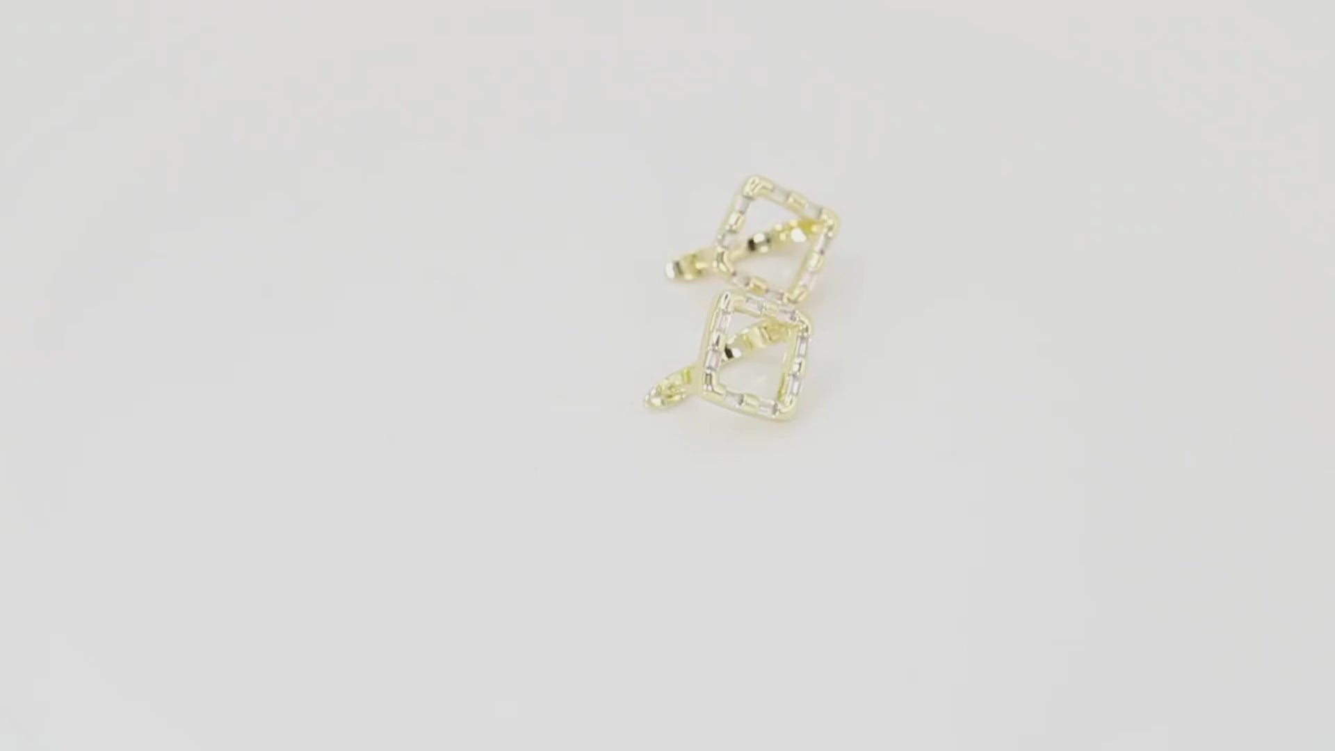 Collection of Arete Cubo Dorado Con Zirconia in a gallery layout