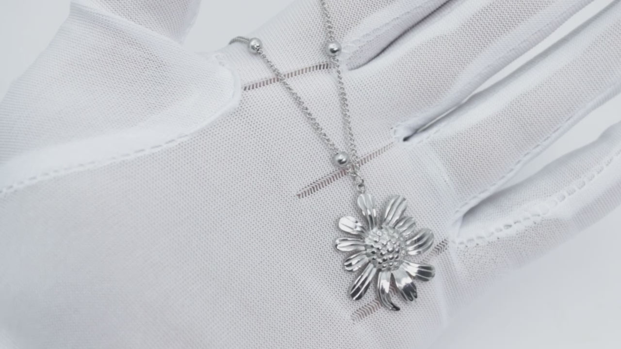 Collection of Collar Plateado Flor Girasol in a gallery layout