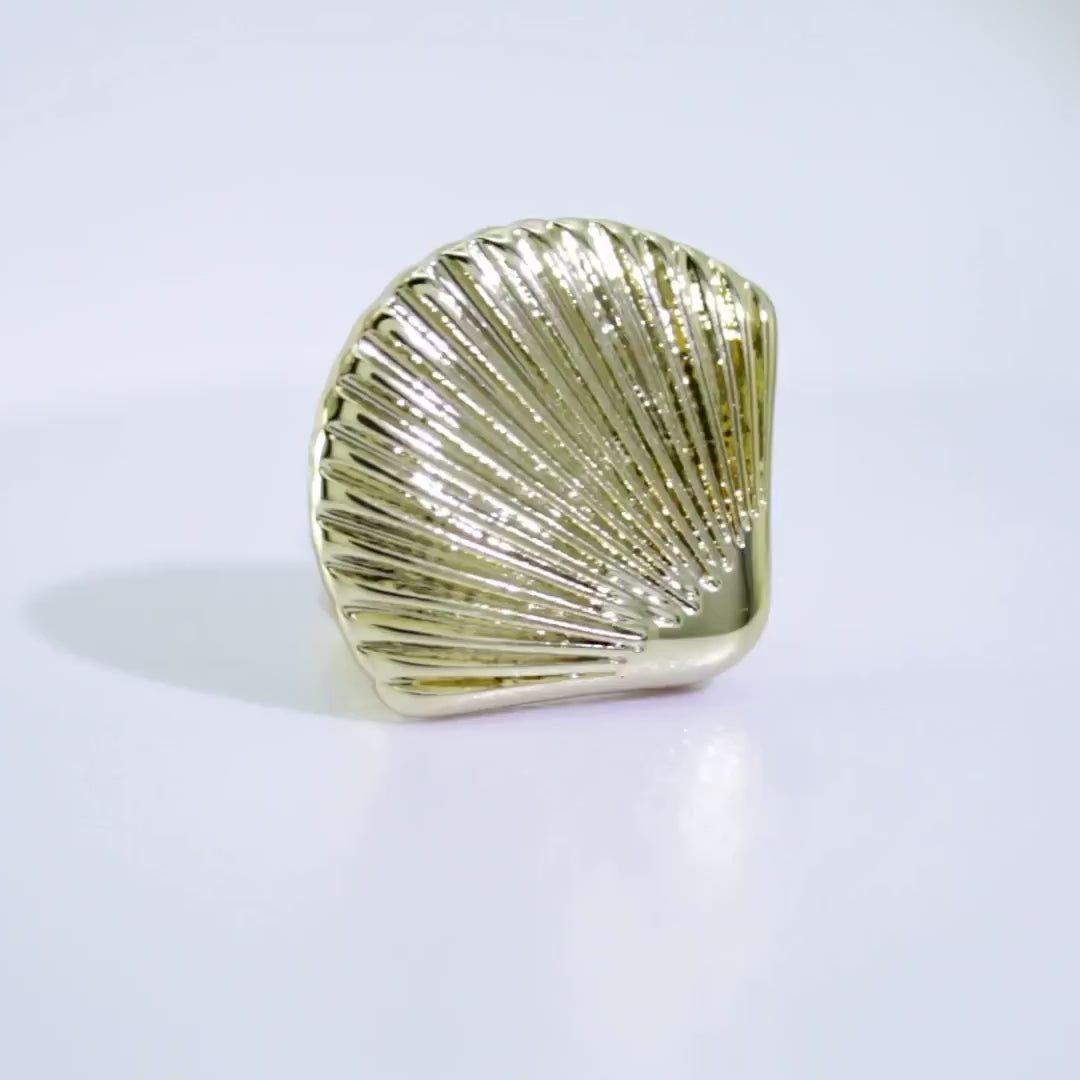 Collection of Anillo Conchita Dorada in a gallery layout