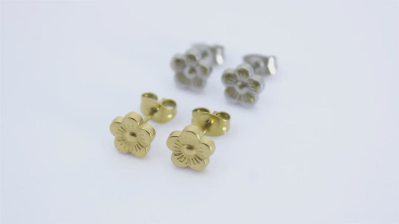 Collection of Aretes Flor Pequeña Plateada in a gallery layout