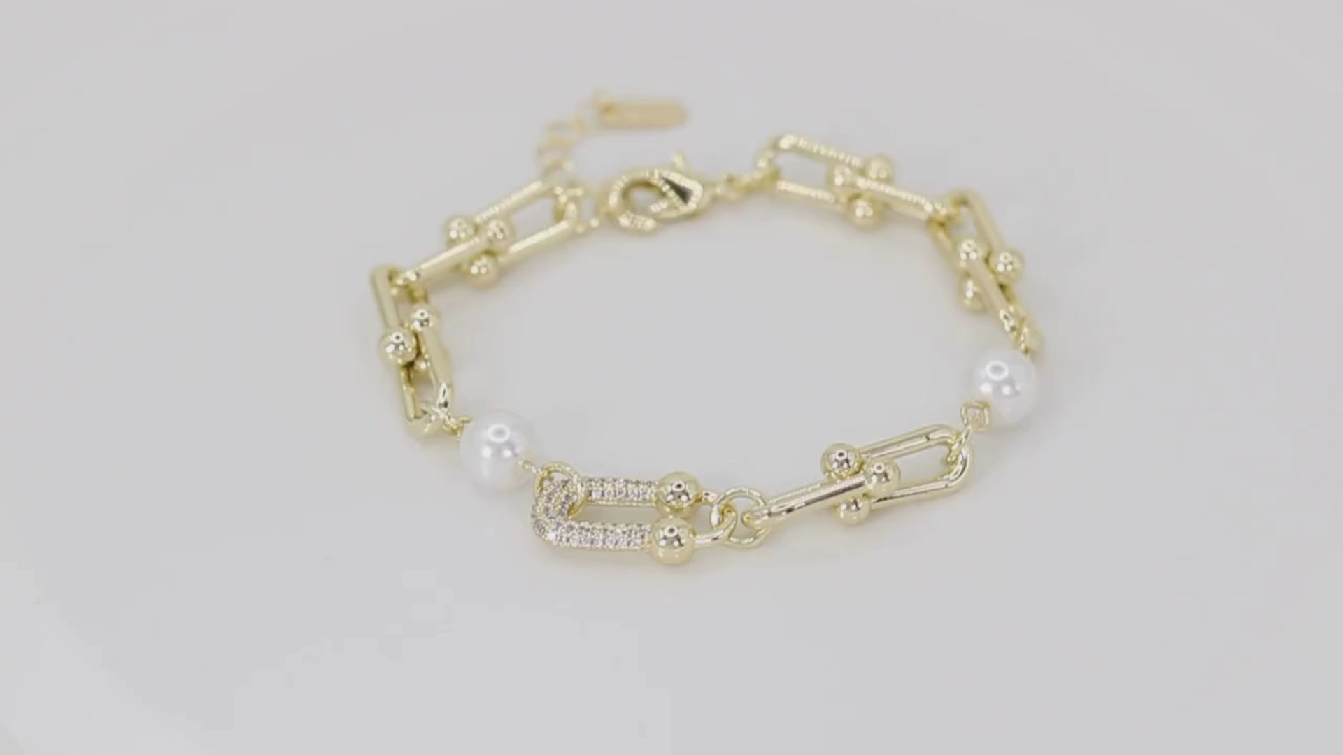 Collection of Pulsera Dorada Perlas in a gallery layout