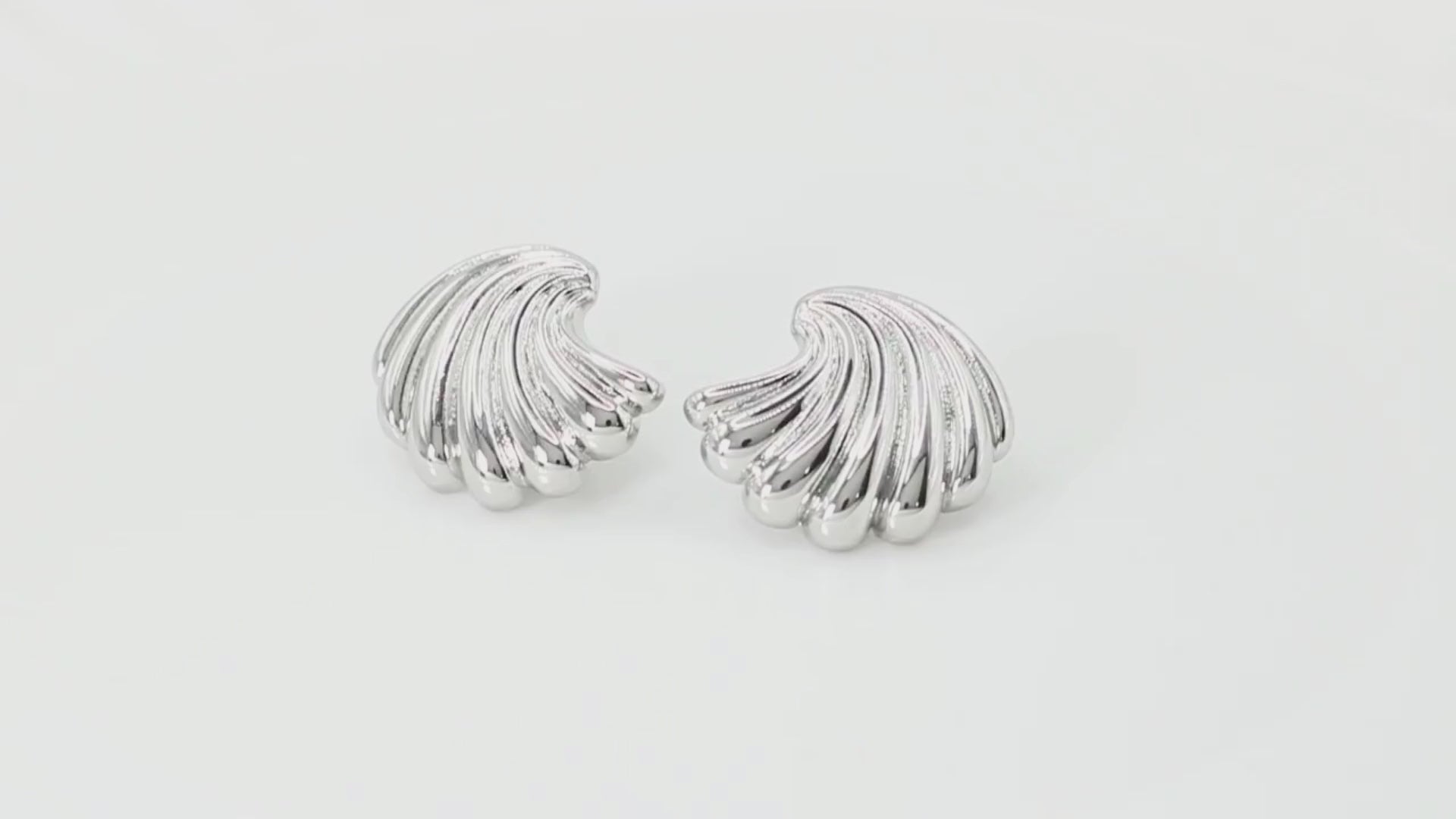 Collection of Arete Concha Plateado in a gallery layout