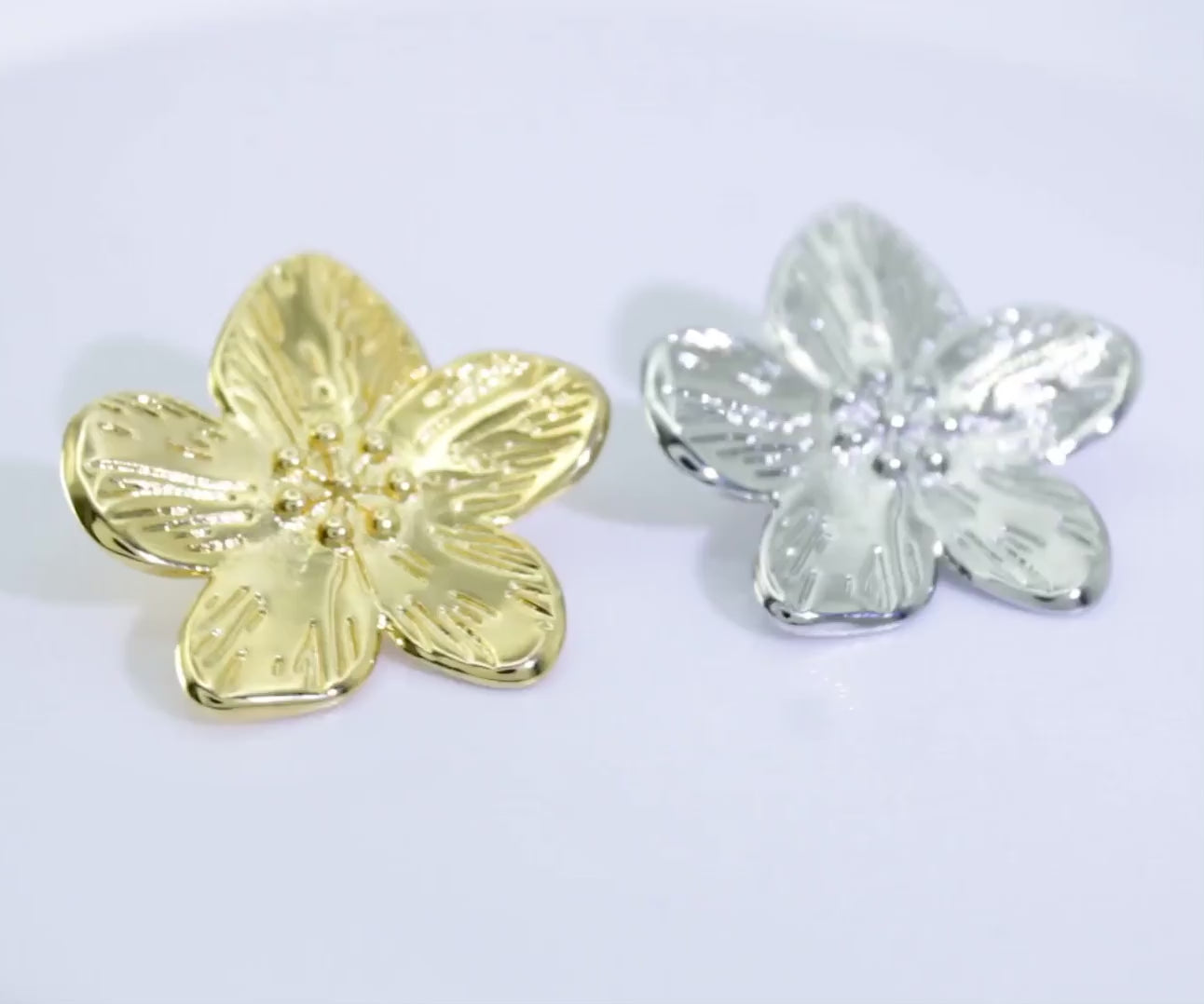 Collection of Aretes Flor Plateada in a gallery layout