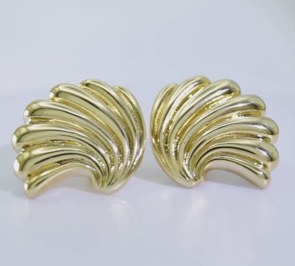 Collection of Aretes Concha Dorada in a gallery layout