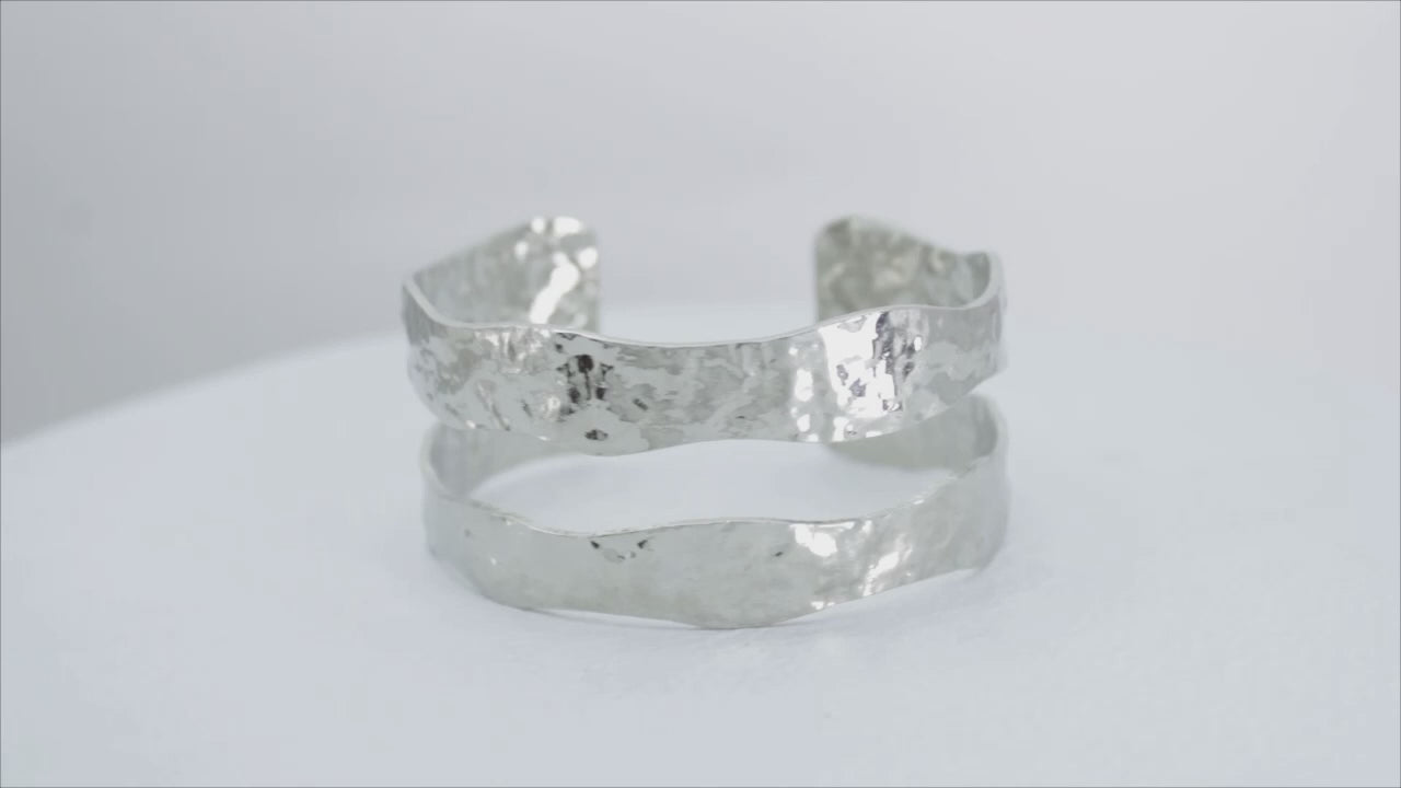 Collection of Brazalete Marmoleado Plateado in a gallery layout