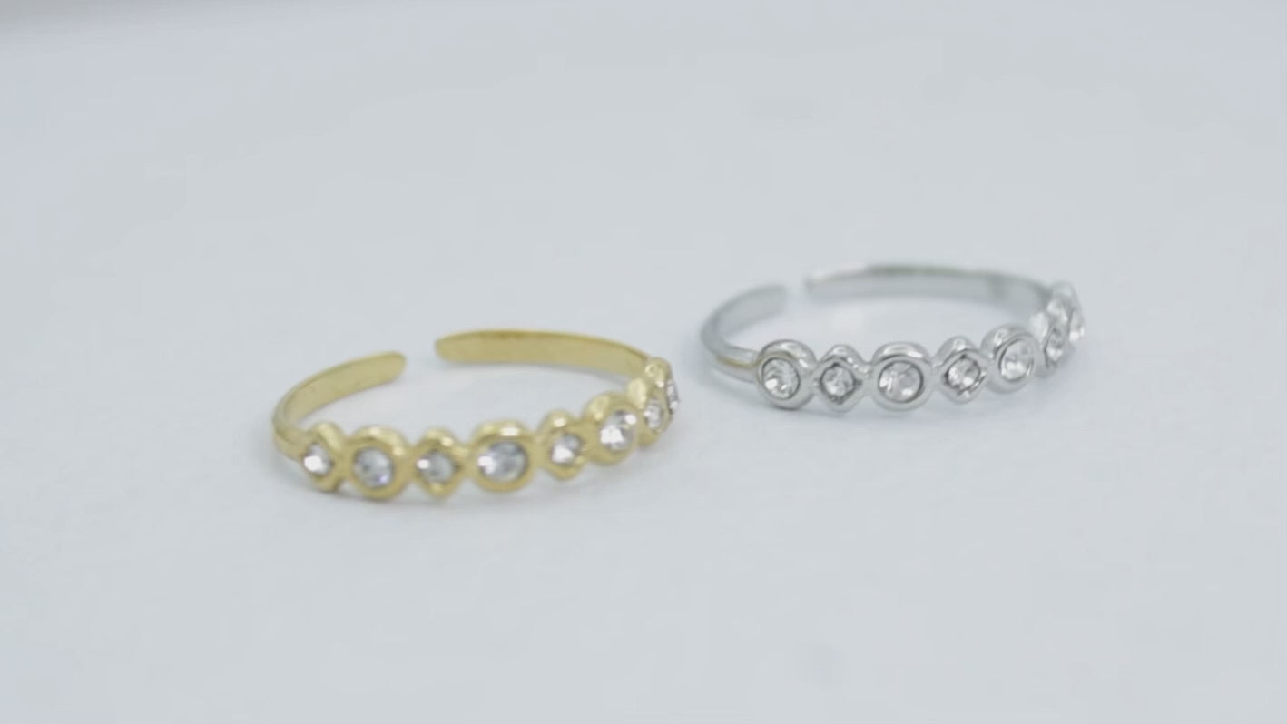 Collection of Anillo delgado Zirconias Dorado in a gallery layout